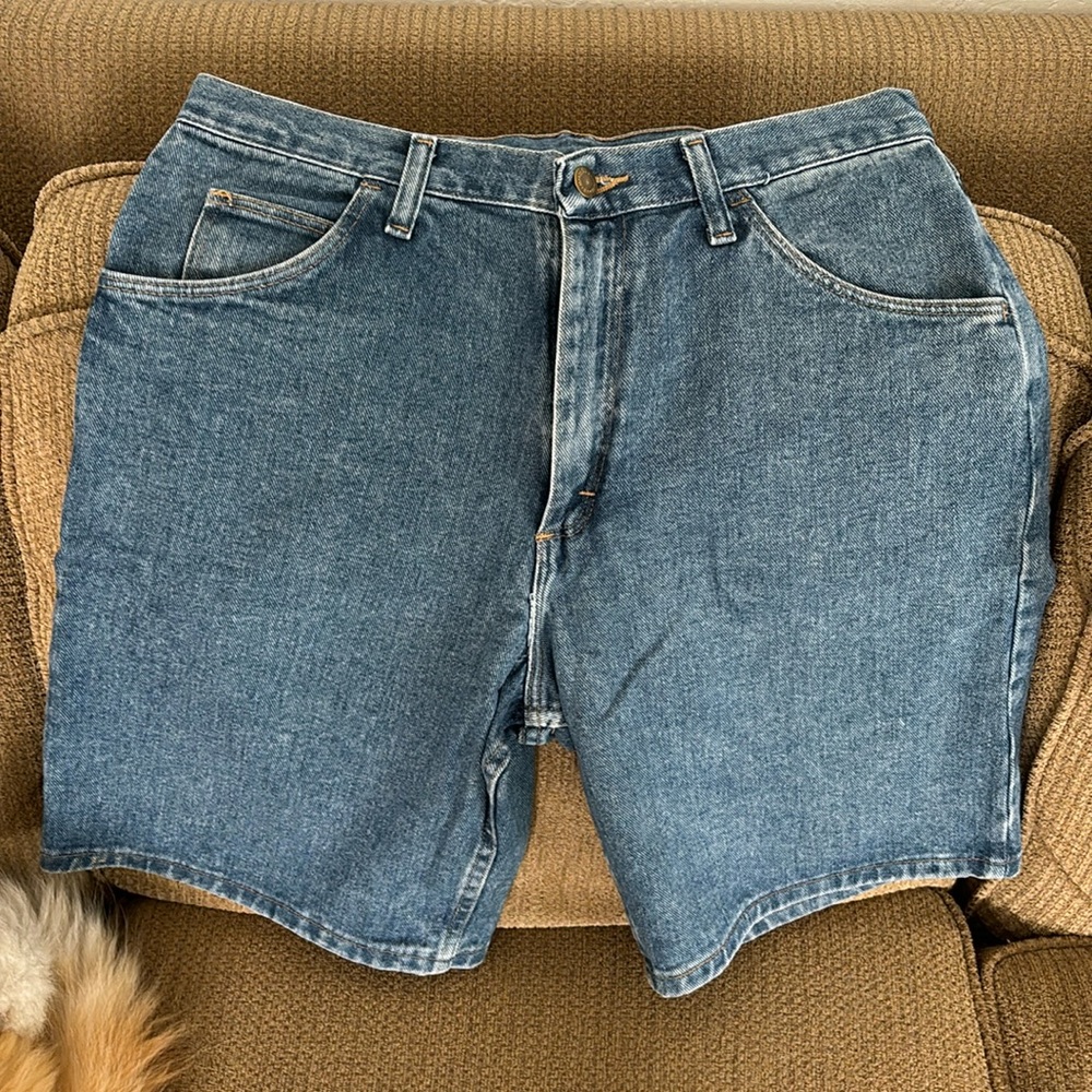 Men’s vintage Wrangler Jean shorts, stone wash, relaxed size 32.